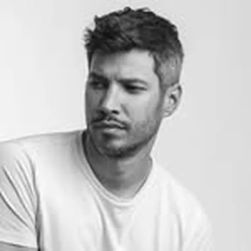 @_tomlay_ profile image
