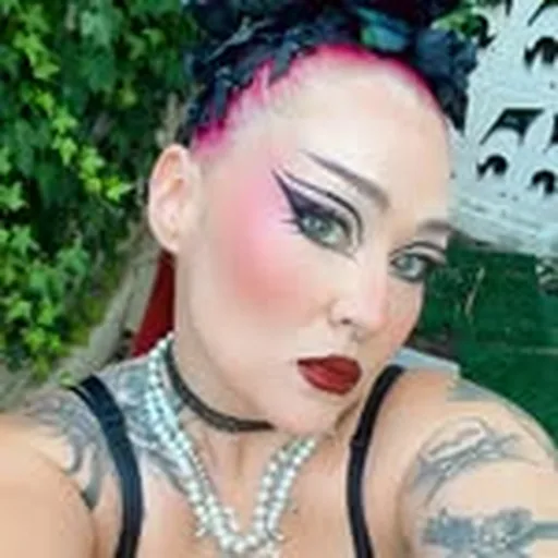 @allydoesmakeup profile image