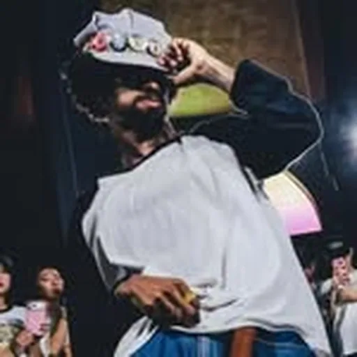 @claucomics profile image