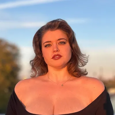 @curve_model profile image