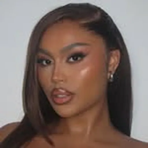 @ellathomas_ profile image