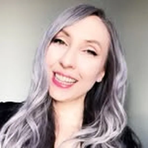 @emilyrainbowglo profile image
