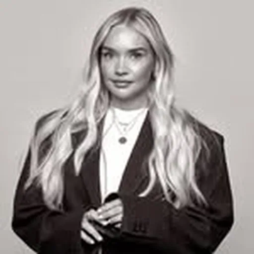 @hollieflynnmakeup profile image