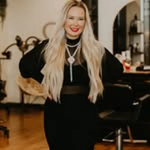 @kellymaxwellextensions profile image
