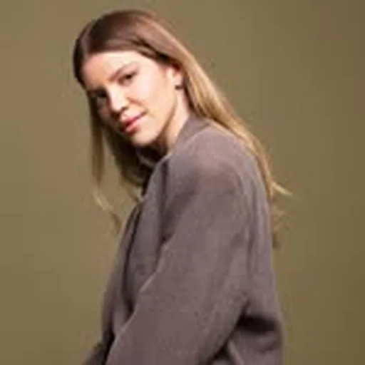 @larissalunav profile image