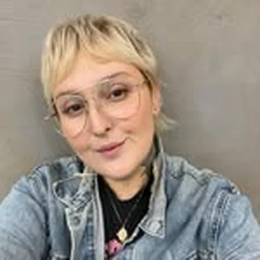@lizzhouser profile image