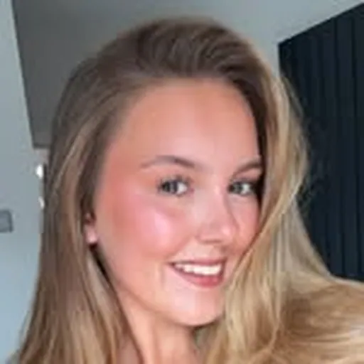 @lucylevermakeup profile image