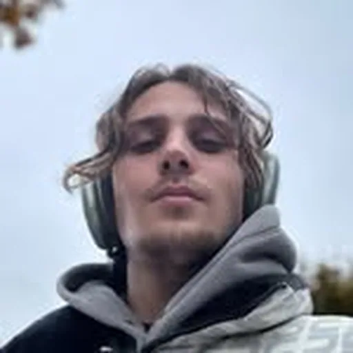 @maxalan._ profile image