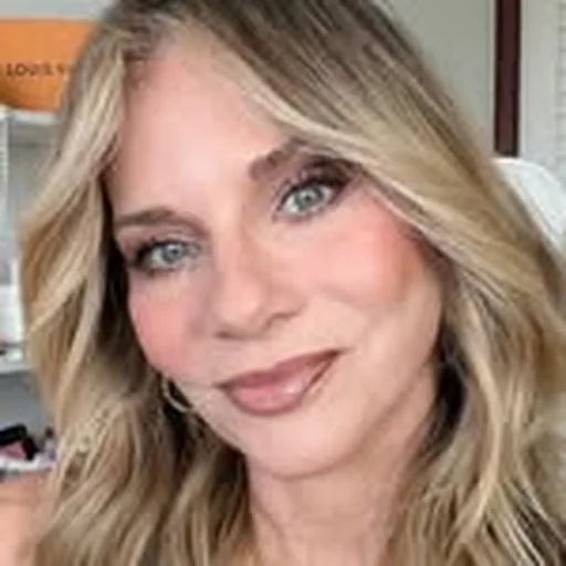 @mimiknowsmakeup profile image