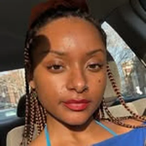 @niaarosee profile image