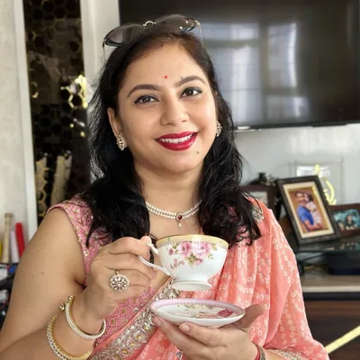 @romi_mitra profile image