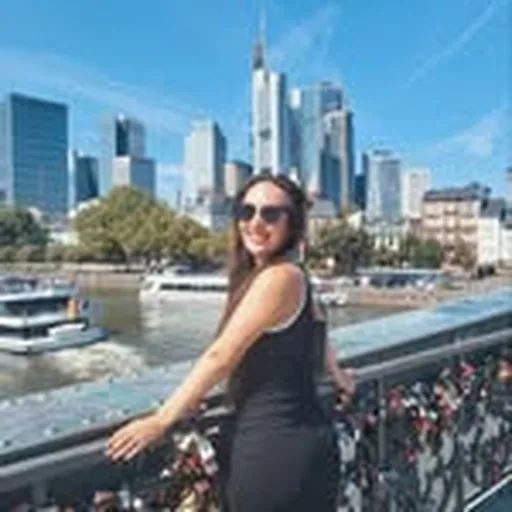 @solotravelerelena profile image