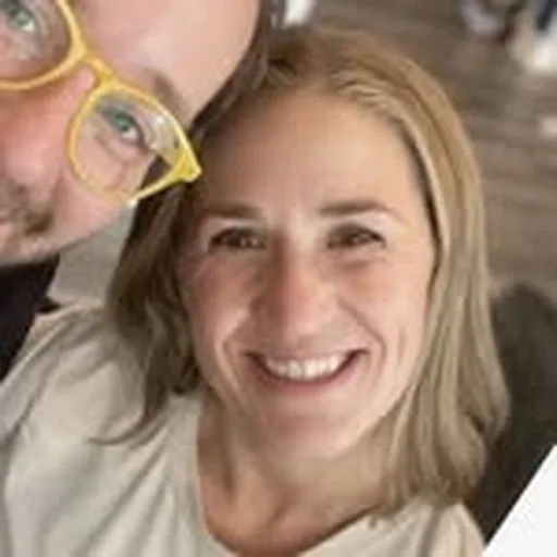 @themomchats profile image