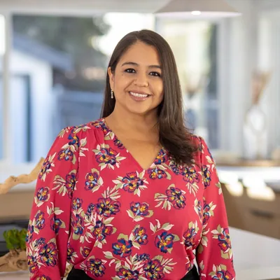 @yescenia_sells_real_estate profile image